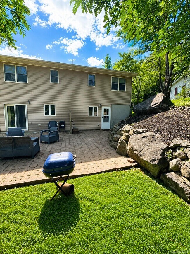 17 Brooks Ln