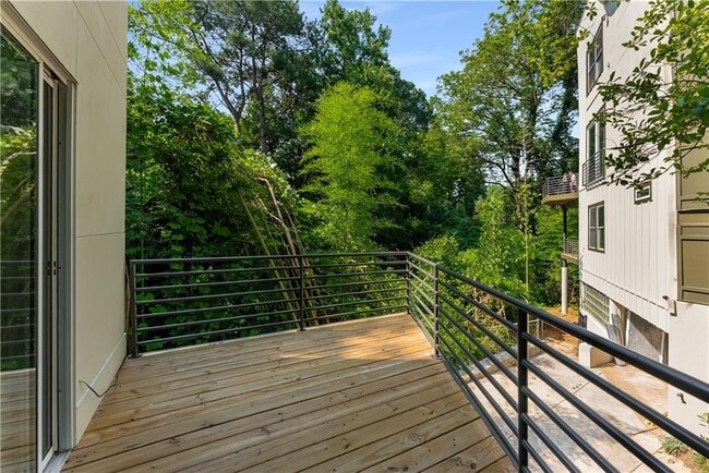 Photo - 335 Eureka Dr NE