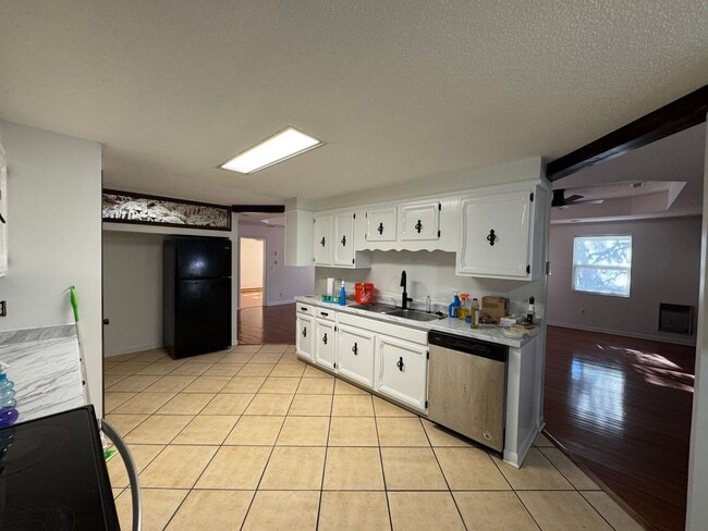 Building Photo - 408 3rd Ave NW Unit Apt A