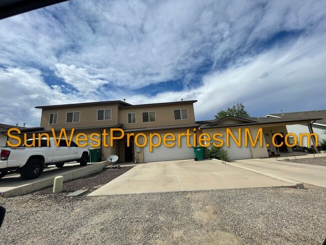 Building Photo - 3 Bedroom, 2.5 bath, 2 story with 2 car garage