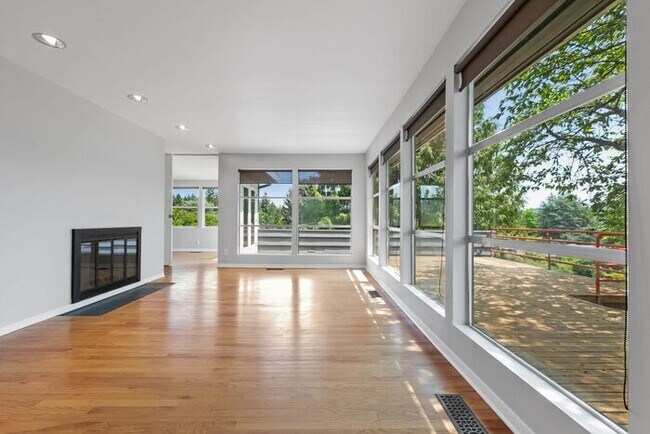 Photo - Classic Mid-Century Modern Air Conditioned...