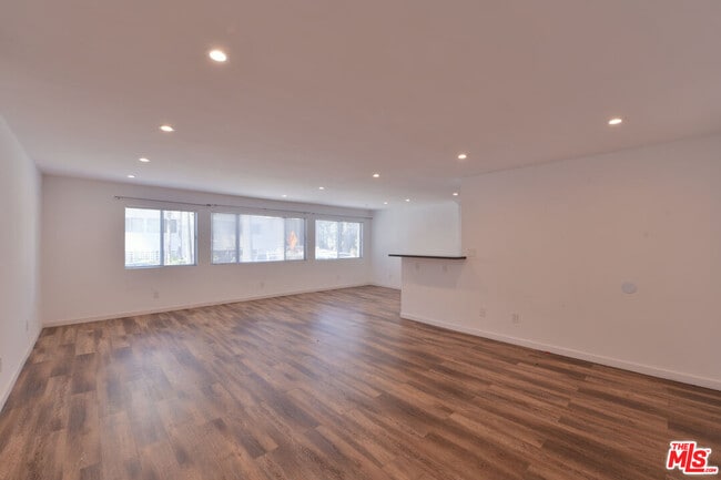 Photo - 136 S Palm Dr Unidad 102