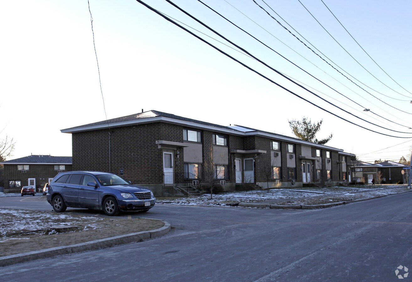 Pelham Apartments - Pelham Apartments