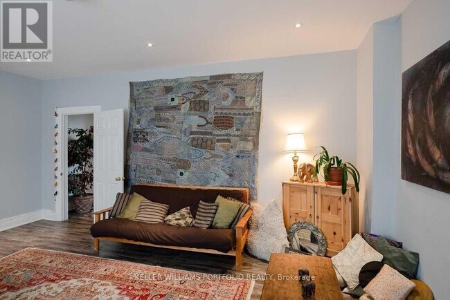 Photo - 2 Bloor St W