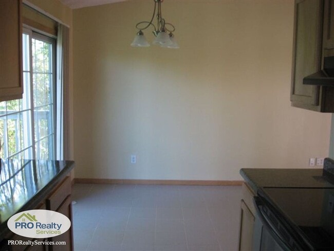 Photo - 3 Bedroom House in Maple Grove