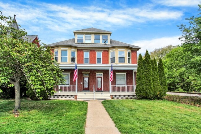 Building Photo - 715-717 Oak Hill Ave