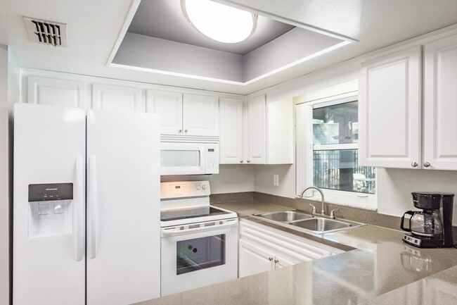 Townsgate Apartments | Plant City, FL | Clubhouse Kitchen