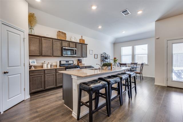 Photo - 900 Honey Maple St