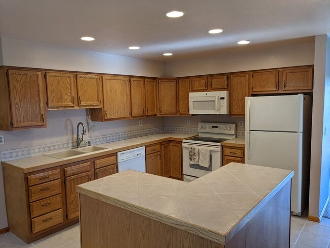 Photo - Stunning Golden Townhouse On Top of The World!