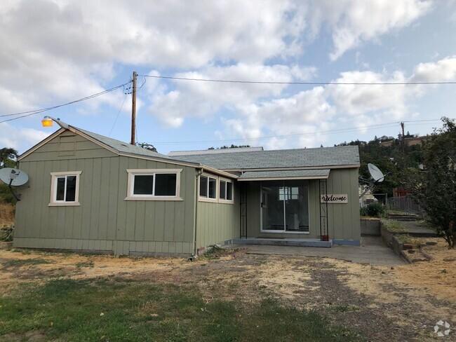 Building Photo - Recently Remodeled  2 Bedroom 1 Bathroom o... Rental