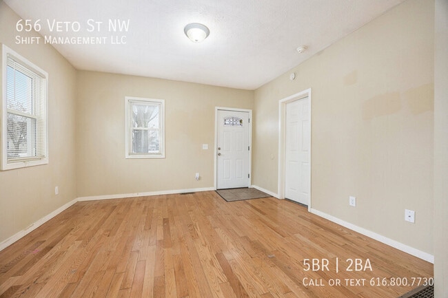 Photo - 656 Veto St NW
