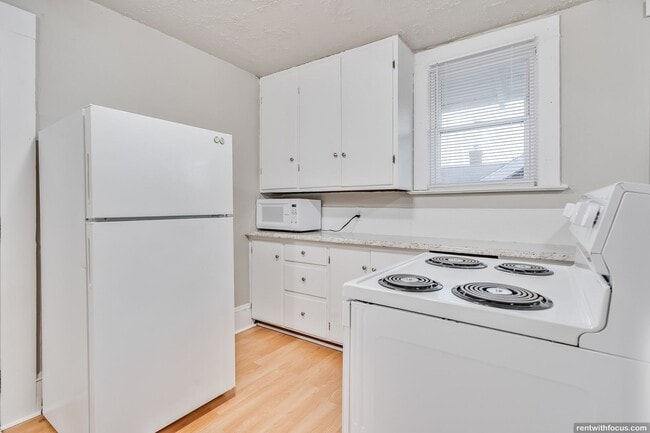 Building Photo - 726 S Commercial St Unit 726 1/2