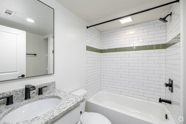 2BR, 1BA - 915SF - Bathroom
