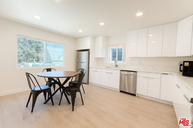 1189 W 36th Pl Unit 2