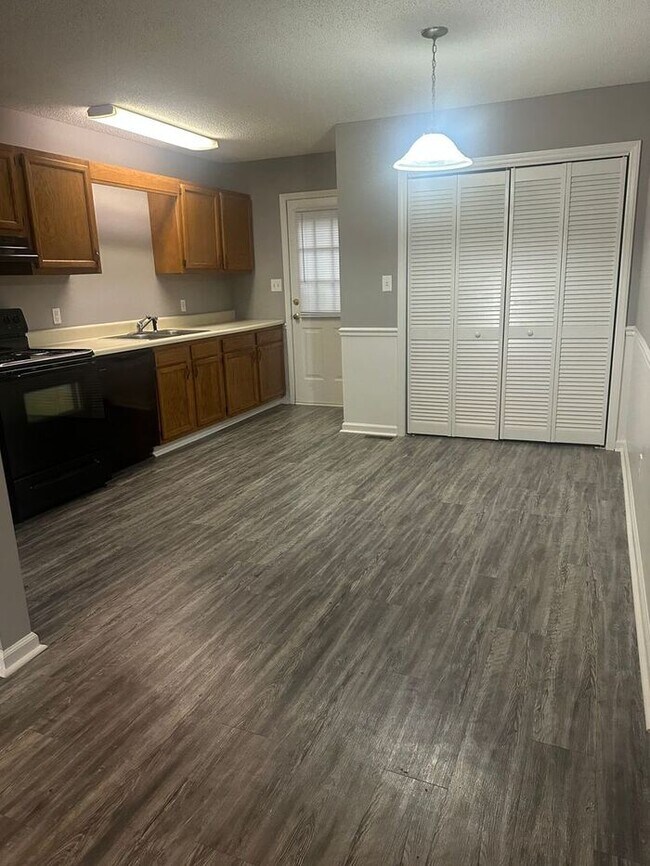 Shelton Place $1195, 2br/1.5ba Garden Styl... - Shelton Place $1195, 2br/1.5ba Garden Styl...