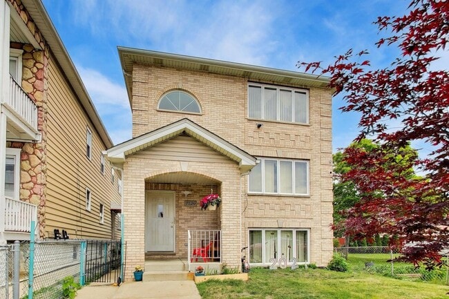 Building Photo - 7520 W 61st St Unit 2