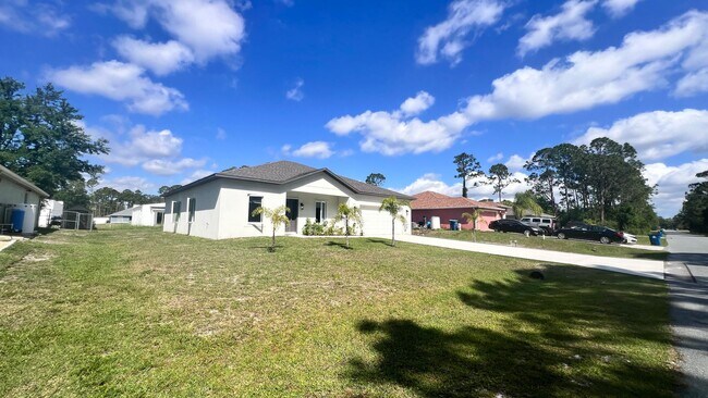 Photo - Beautiful & Modern 4 Bedroom Home in Palm ...