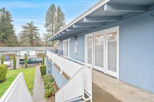 Photo - Cozy 1-bdrm/1-bath Estacada townhome—A/C, Comfortable 2-bdrm/1-bath townhome in Estacada—A/C, on-... Unit 482