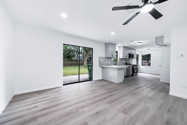 Photo - 7607 Grape St