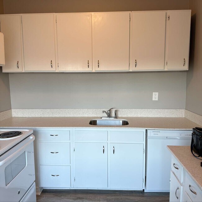 Photo - J Street Apartments