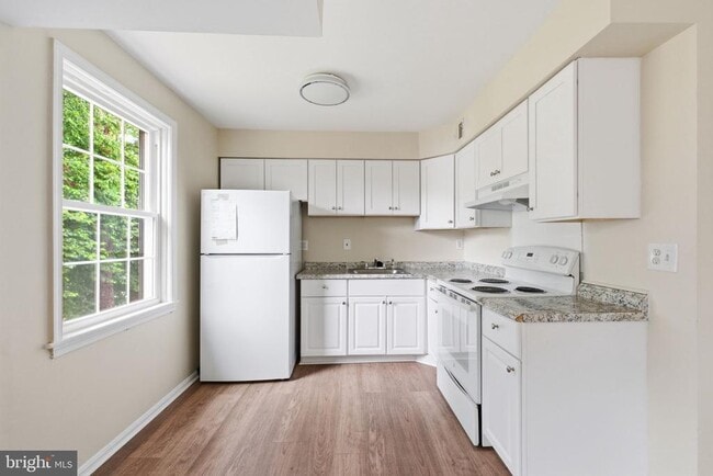 Building Photo - 3927 Pennsylvania Ave. SE Unit 201