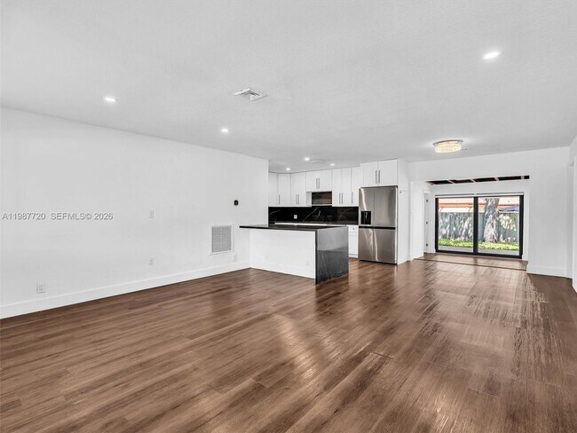 Photo - 3193 Taft St