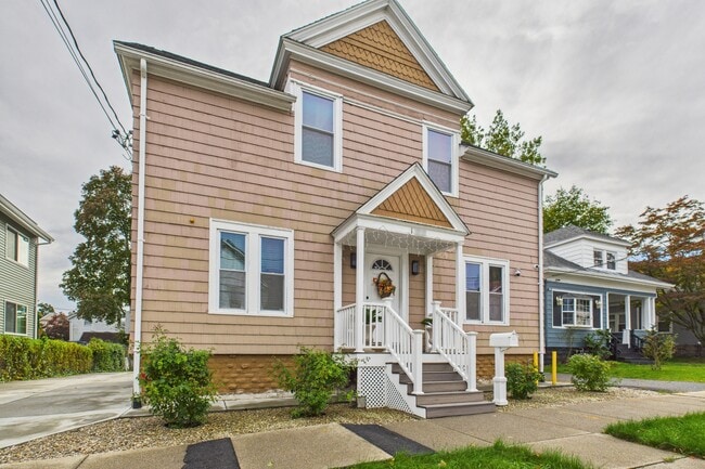 Building Photo - 122 Roger Williams Ave
