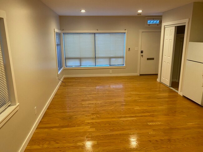 Living space - 3108 W Jameson St