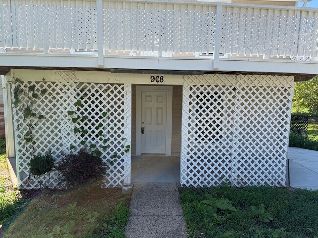 908 Rives St