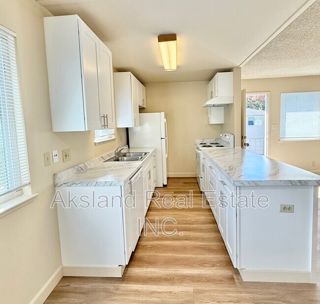 Photo - 2120 Chrysler Dr