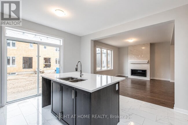 Photo - 182 Lynn Coulter St