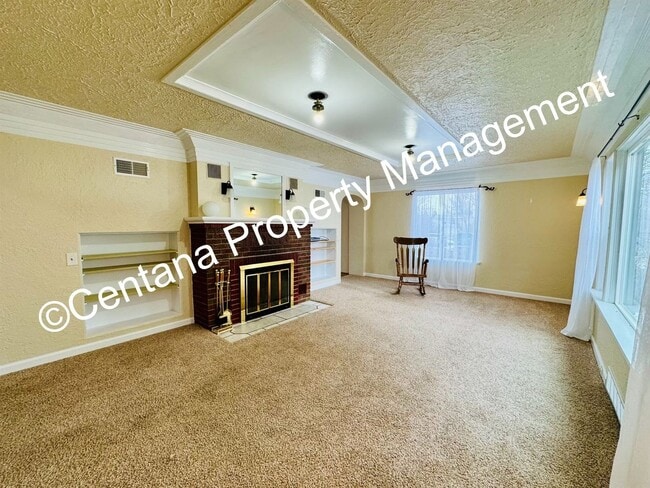 Photo - 301 W 2nd St Unidad Main