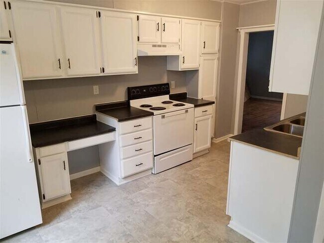 Photo - 1122 W 8th St