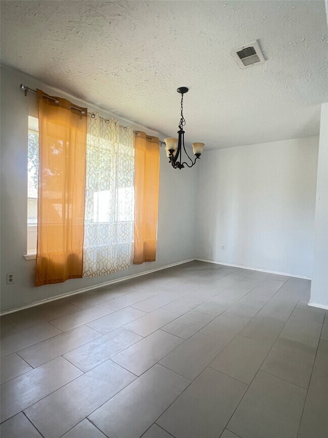 Photo - 2134 Collingsfield Dr