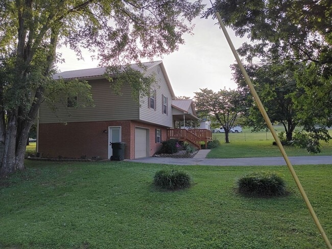 Photo - 4 Bedroom / 2 Bath Home - Johnson City, TN