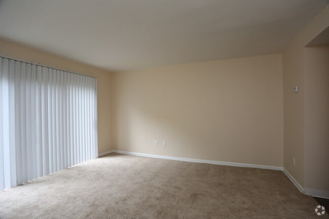 Living Room - 2BR, 1.5BA - 810 SF - The Thomas