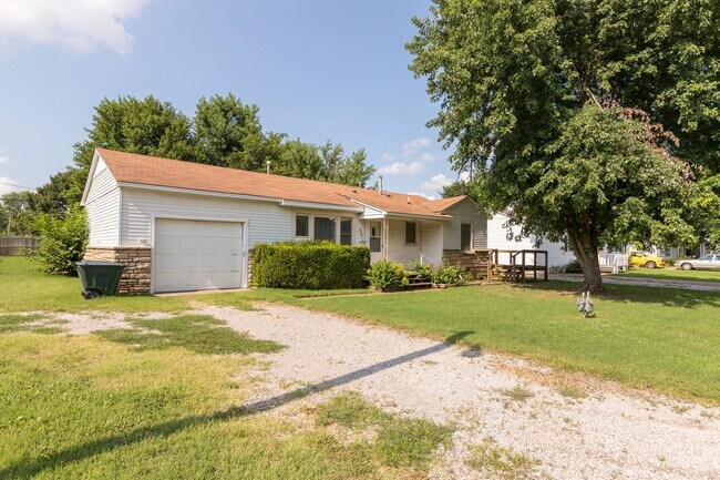 Photo - Beautiful 3 Bedroom, 1 Bath in Sand Springs!