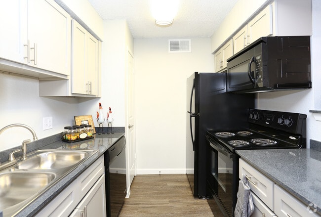 1BR-1BA 667sf Kitchen