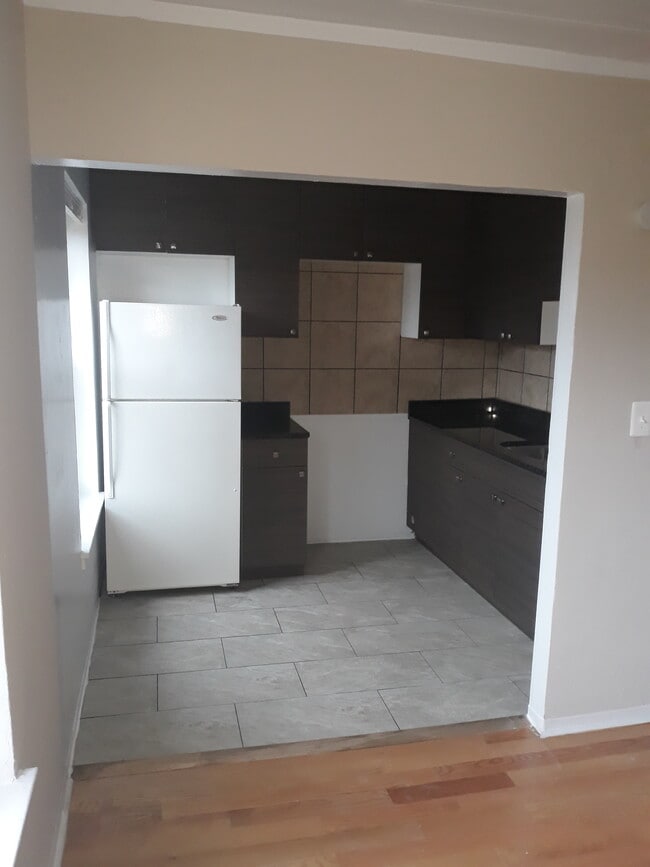 Building Photo - 1360 Touhy Ave Unit 207