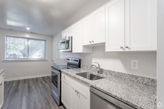 2 BR, 2 BA - 947 SF