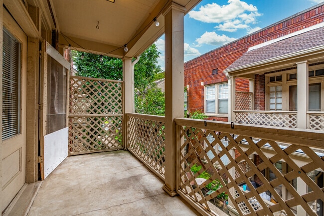 1BR, 1BA - 800SF - Balcony