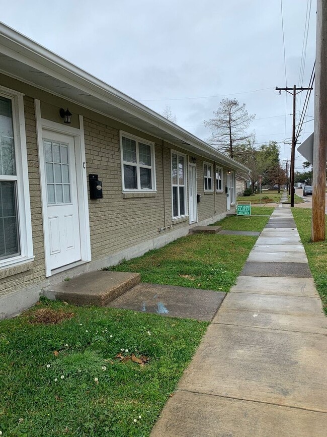 Building Photo - 305 Woodruff Unit 305 Woodruff Street- A