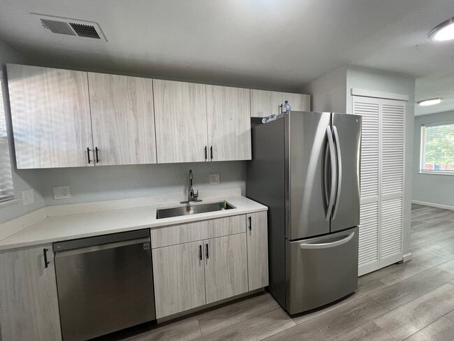 Building Photo - Beautifully Renovated 2 bedroom in Aurora! Right on the park and close to Stanley Marketplace! Unit 1952