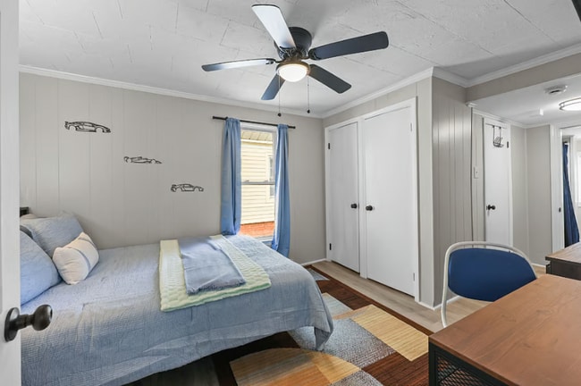 Photo - 105 McGill Ave NW