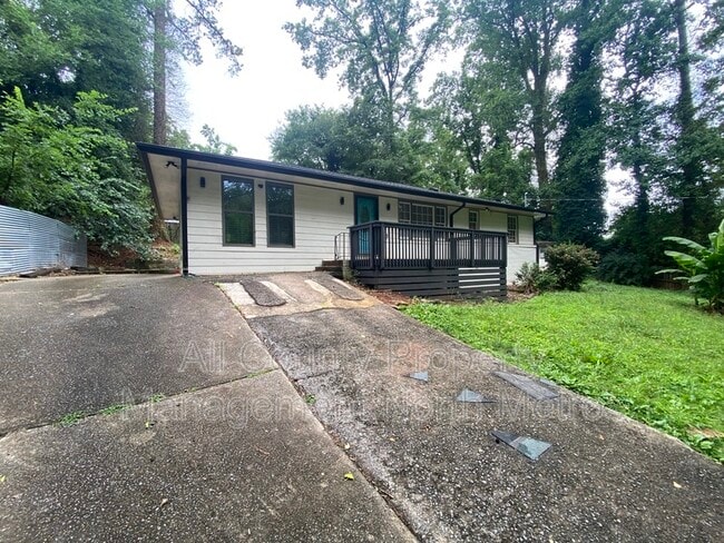 Building Photo - 105 Paris Ln