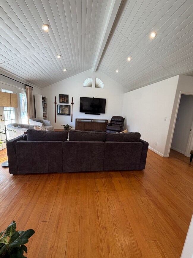 Photo - Beautiful 4 bedroom, 3 bathroom Home with a pool!!