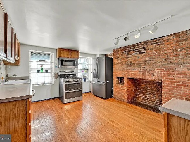 Kitchen 1st floor - 1005 S Kenwood Ave Unit Apt A