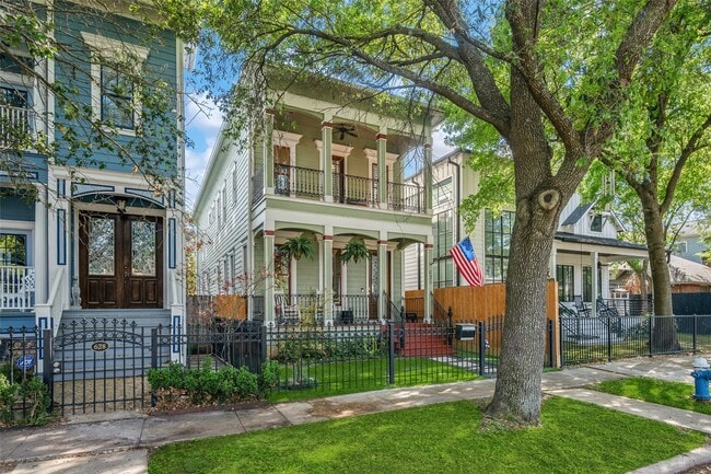 Building Photo - 626 E 12th St