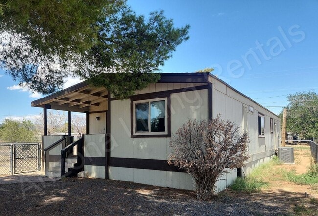 Building Photo - SPACIOUS THREE BEDROOM Rental