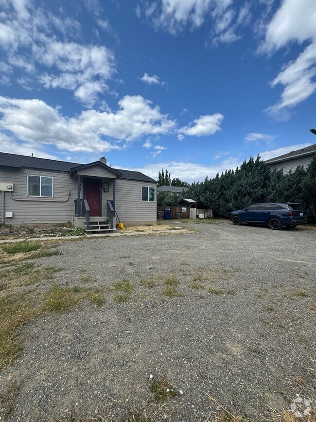 Building Photo - PET FRIENDLY FULLY FENCED Rental